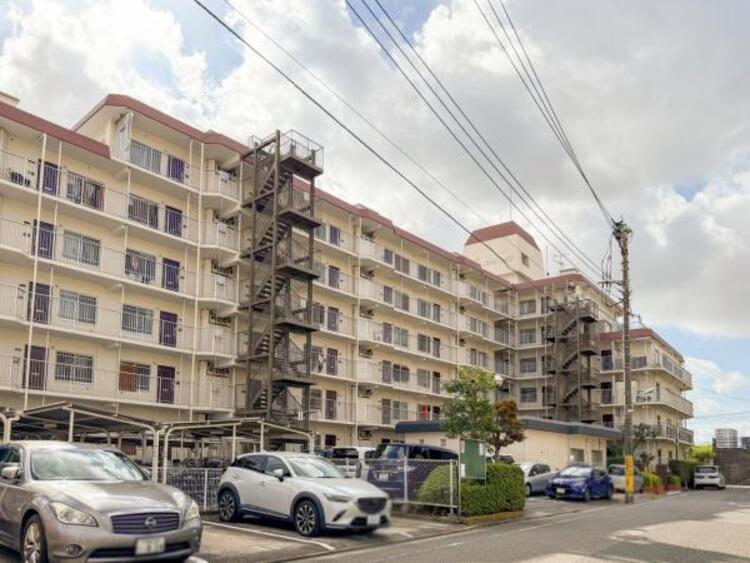 外観 場所によって暖かい日差しの入り方・見え方も違うお住まい。実際の日当たりや現地の雰囲気もご確認ください。