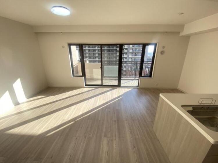 居間 ゆったりとくつろげる、明るく開放的なリビング空間です。