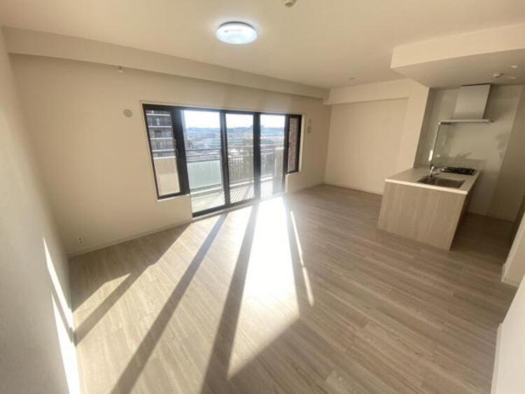 居間 落ち着いた色合いの内装で、居心地の良い空間を演出。