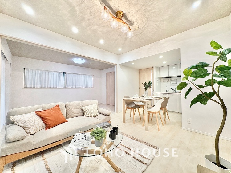 内装 【Cool wind】◆窓を開けると◆冷涼な風、そよぐリビング。だんらんの場所はここから始まり、ここで終わる。家族の笑顔が集う素敵な場所だから、こだわり抜いた思いが詰まっているのだと思う。