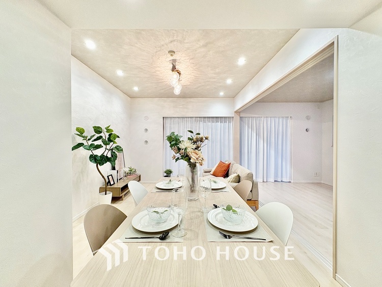 内装 ◆サンサンと◆差し込む太陽の光がこのリビングに笑いをもたらす。