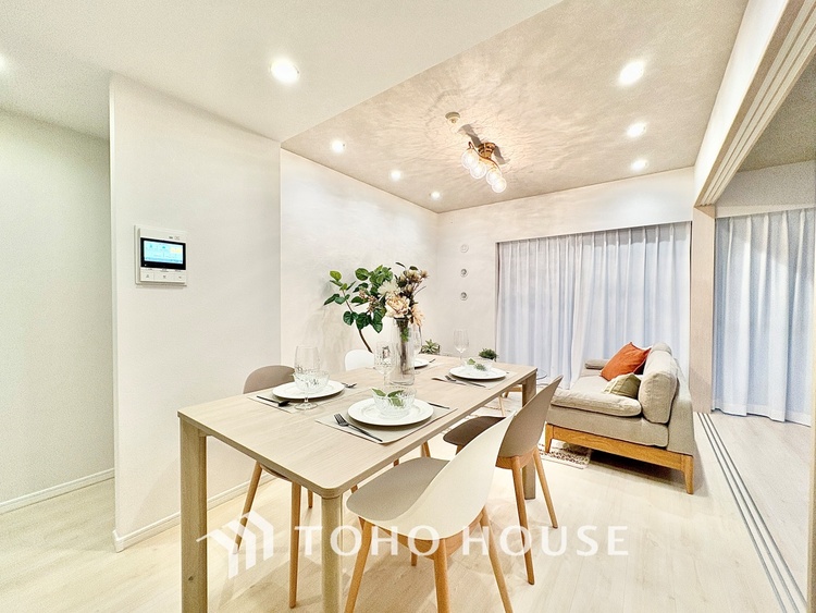 内装 ◆サンサンと◆差し込む太陽の光がこのリビングに笑いをもたらす。