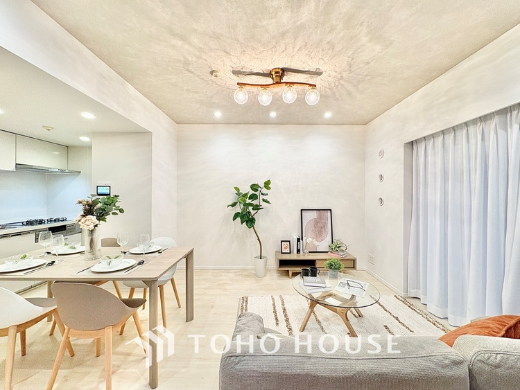 内装 ◆サンサンと◆差し込む太陽の光がこのリビングに笑いをもたらす。