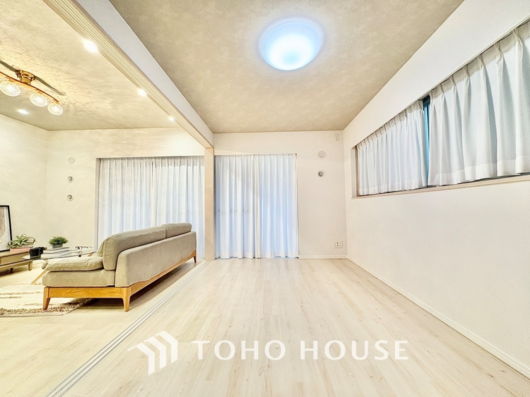 内装 ◆時を忘れる場所◆ここにはみんなが集い、食事と楽しい会話が始まる。話に夢中になりすぎて、ついつい時を忘れ夜半過ぎになってしまう。そんな束の間の幸せを感じさせてくれる場所でありたい。