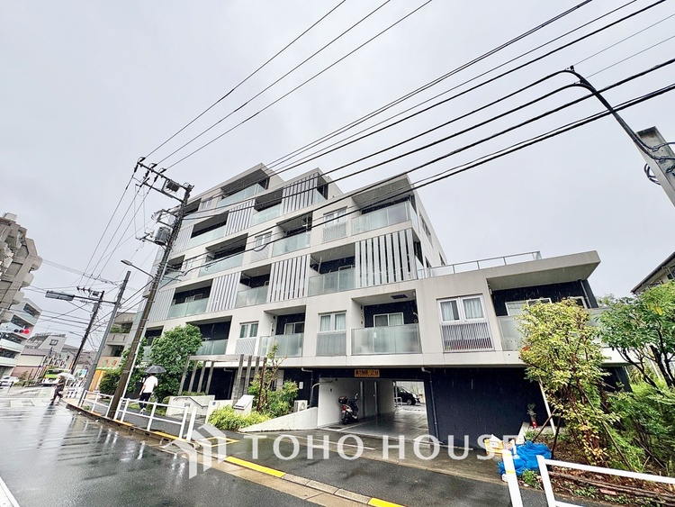 外観 【Entrance of your life】明るい玄関が家族を迎え入れる。今日はどんな一日が待っているんだろう。皆どんな一日を終えて帰ってくるんだろう。