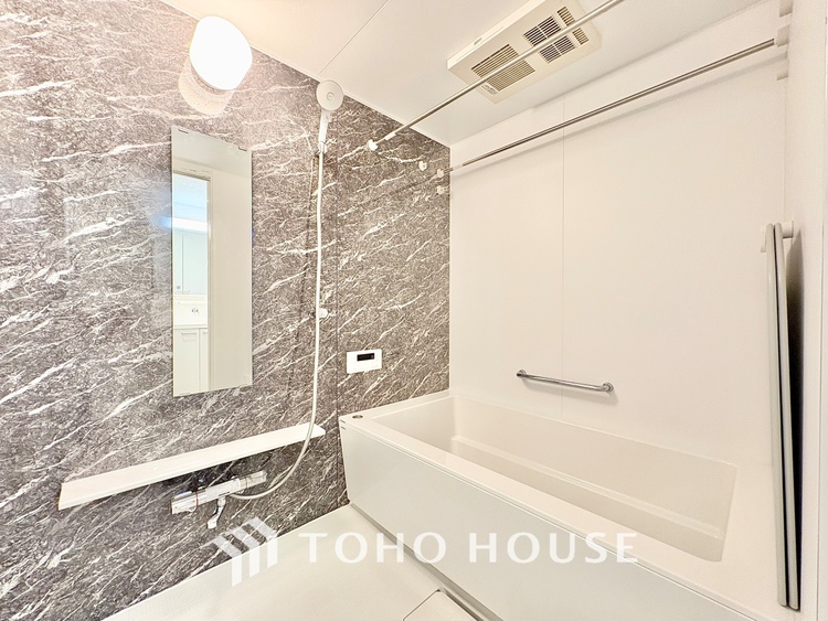 風呂 【Bathroom makes you free】疲れを翌日に残さない。そのための広々としたお風呂。足を伸ばしてさあ浸かろう。