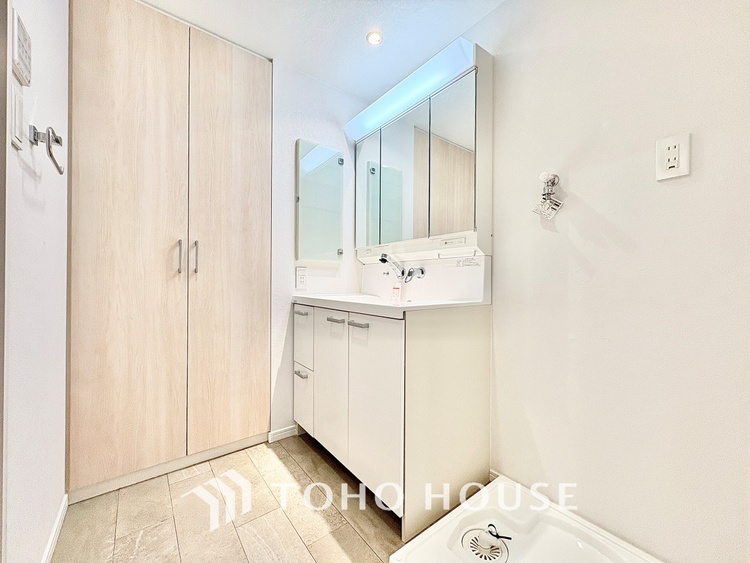 洗面 【Powderroom】広く使い勝手のよい空間と設備で演出。シンプルな使いやすさだけでなくたっぷりの収納力も実現。