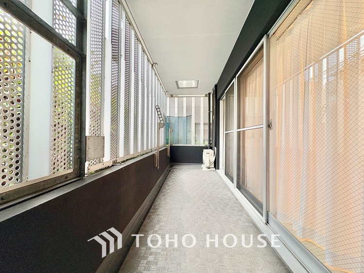 バルコニー 【the view of the sunlight】日差しと景色を取り入れつつ、プライベートな空間を演出するバルコニー