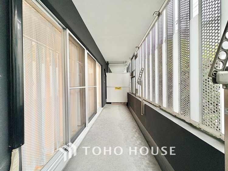 バルコニー 【the view of the sunlight】日差しと景色を取り入れつつ、プライベートな空間を演出するバルコニー