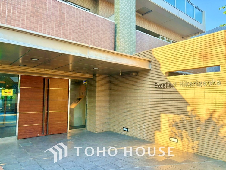 外観 【Entrance】お出かけとお戻りの際に必ず通る場所は全体的に穏やかで慎ましい印影。美しく光をアレンジした素敵なエントランスです。