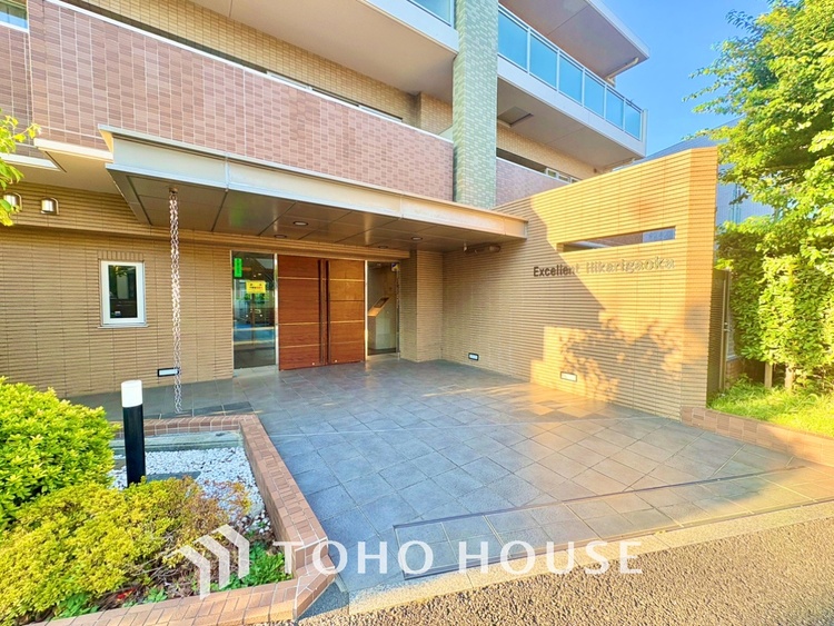 外観 【エントランス】よく手が行き届いたエントランス。出入りで必ず目にする場所だから、いつも清潔で管理されているのは嬉しいポイントですね