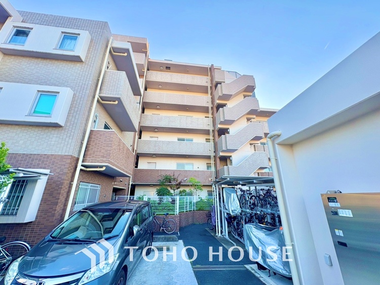 その他 【エントランス】よく手が行き届いたエントランス。出入りで必ず目にする場所だから、いつも清潔で管理されているのは嬉しいポイントですね