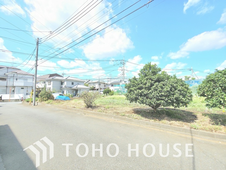 その他 広々とした空が広がり、開放的な景色を楽しめます。近くに建物がなく、日当たりも良好。遠くまで見渡せる眺望で、心地よい風を感じられます。