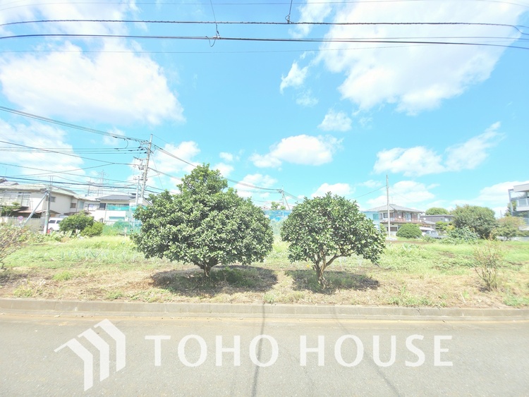 その他 広々とした空が広がり、開放的な景色を楽しめます。近くに建物がなく、日当たりも良好。遠くまで見渡せる眺望で、心地よい風を感じられます。