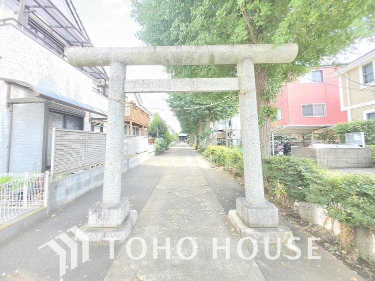 その他 物件のすぐ裏手にある神社です。鳥居をくぐると、木々が立ち並ぶ静かな参道が続き、日々の散策や気分転換にも最適です。