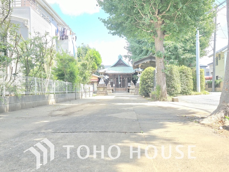 その他 物件のすぐ裏手にある神社です。鳥居をくぐると、木々が立ち並ぶ静かな参道が続き、日々の散策や気分転換にも最適です。