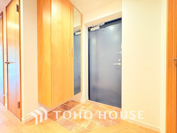 玄関 落ち着いた雰囲気の玄関、家族の帰りを暖かく迎えてくれます