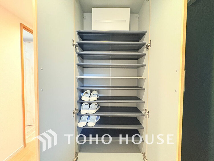 玄関 天井まである玄関収納はご家族分の履物も余裕で収納可能