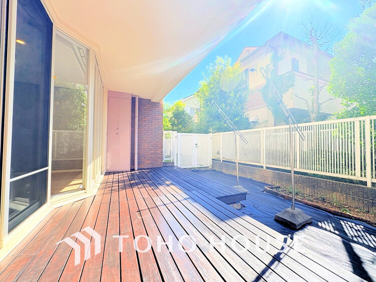 バルコニー 日当たりの良いウッドデッキーで晴れの日の洗濯物も楽しみになりますね