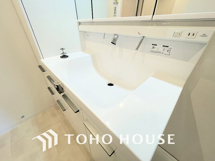 洗面 白を基調とした洗面台。身だしなみを整えやすく収納量も良好です