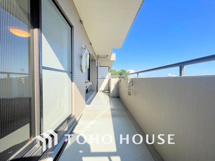 バルコニー 日当たりの良いバルコニーで晴れの日の洗濯物も楽しみになりますね