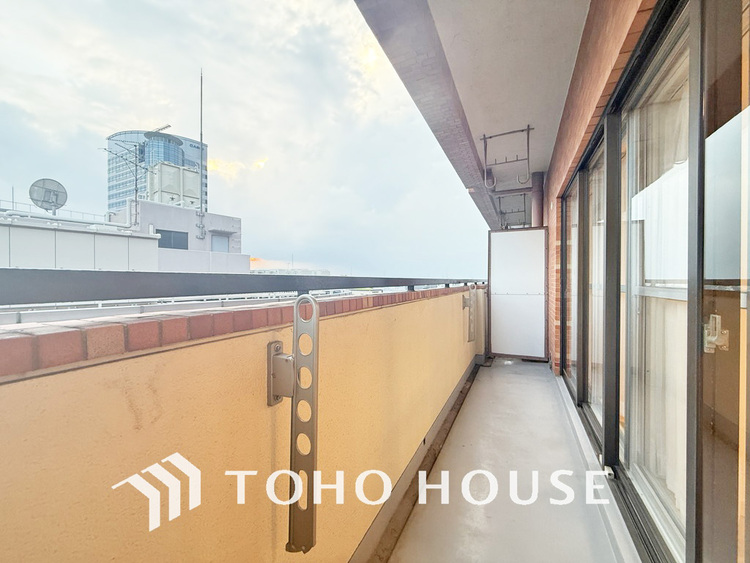 バルコニー 日当たりの良いバルコニーで晴れの日の洗濯物も楽しみになりますね