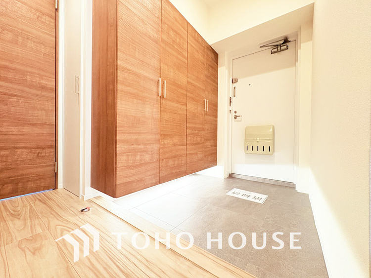 玄関 落ち着いた雰囲気の玄関、家族の帰りを暖かく迎えてくれます