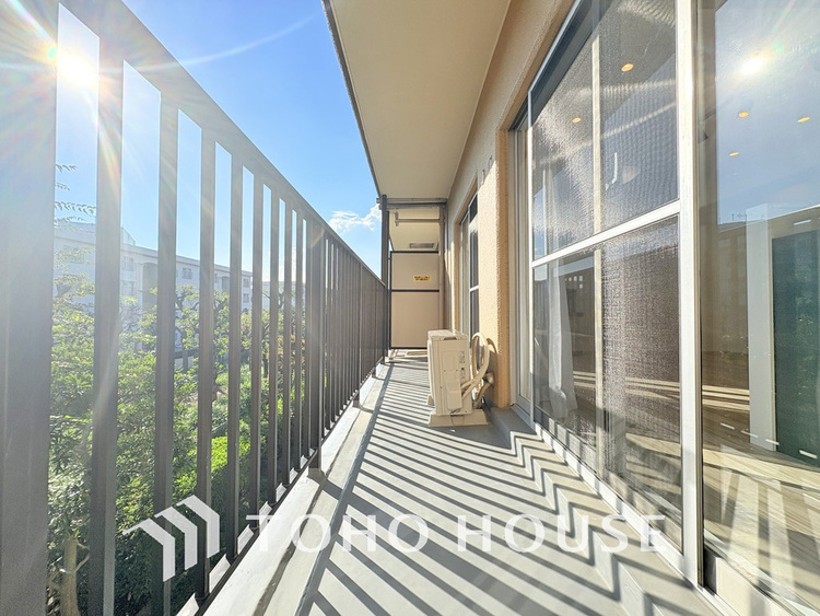 バルコニー 日当たりの良いバルコニーで晴れの日の洗濯物も楽しみになりますね