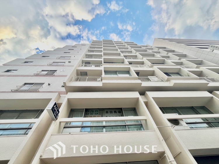 外観 大きく開け放たれた壮大な景色。都内にいることを忘れさせてくれる自然豊かな分譲地。風がそよぎ、青空が歌い、太陽が微笑んでくれる幸せな住まい。