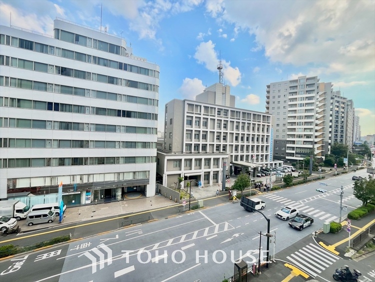 バルコニー 陽溜まりの温もりを感じ、ふわりと寄り添う太陽の妖精たちが自然と僕達を微睡ませる。うとうとしたい訳ではないがそんな時間が嫌いじゃない自分がここにいる。