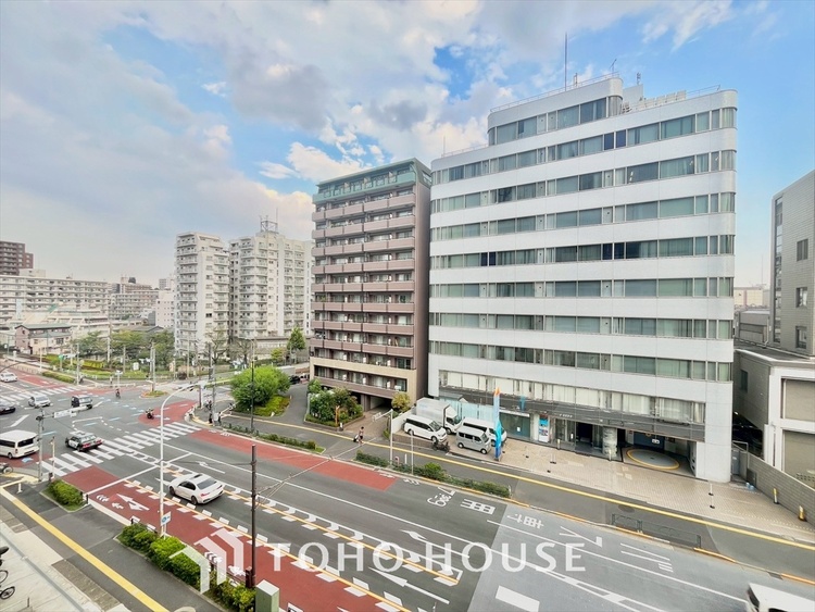 バルコニー 見上げれば高い空。手を伸ばせば吸い込まれそうな突き抜ける空間。空が高いと気持ちも高揚します。空さえも楽しむ生活を始めませんか。