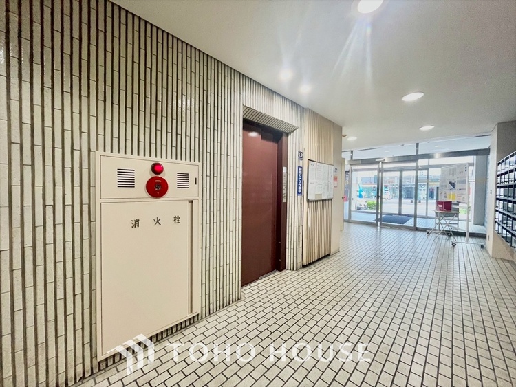 エントランス 青空とサンシャインに抱かれた眩い住まい。光り輝く太陽光を抱き、体の芯からあたたまるお住まいです。バルコニーに出て、自然の風に包まれるのも気持ちいいですね。