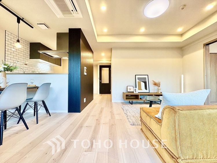 内装 太陽光をたくさん感じながら、明るく豊かな暮らしを約束する住まい。四季の移ろいを感じながら過ごす毎日。なんとなく幸せ。