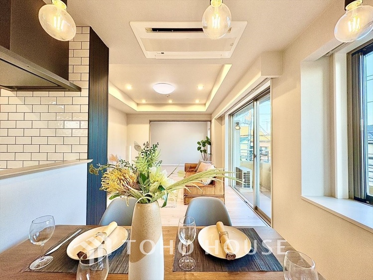 内装 窓をあけると通り抜ける風。清々しく心地よいそよ風が、この空間を涼やかに。風通しの良さは人にとっても家にとっても健康的で気持ちいいもの。