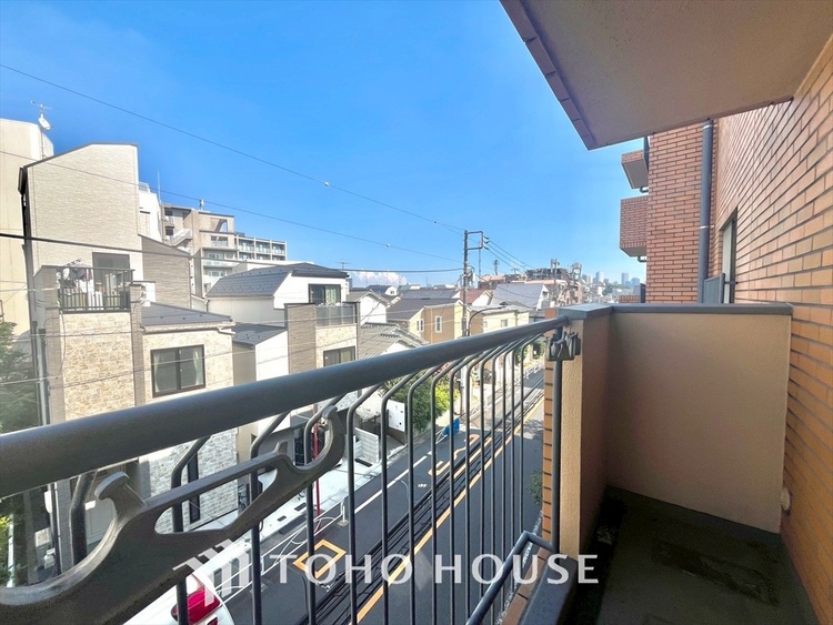 バルコニー 見上げれば高い空。手を伸ばせば吸い込まれそうな突き抜ける空間。空が高いと気持ちも高揚します。空さえも楽しむ生活を始めませんか。