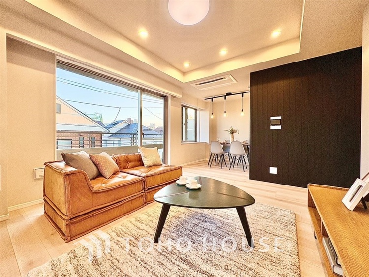 内装 叶えたかったのは落ち着きのあるナチュラルな風合い。そして開放感があるリビング。優雅な気分に浸れる幸せな時間をこの空間で。