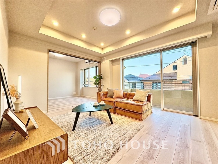 内装 太陽の光をスマートにリビングへ。時によって変化をもたらす採光。朝は目覚め、昼は安らぎ、そして夕時は温もりを。