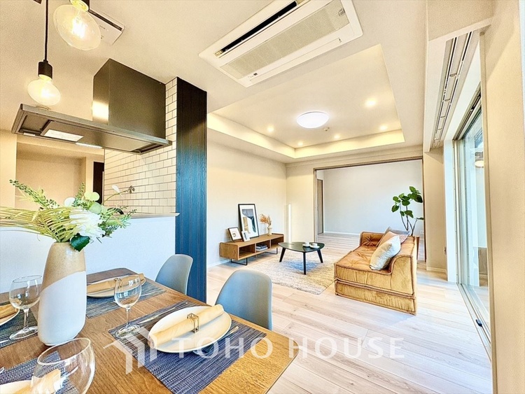 内装 太陽光をたくさん感じながら、明るく豊かな暮らしを約束する住まい。四季の移ろいを感じながら、我が子の成長を見守る。そんな家がここに。