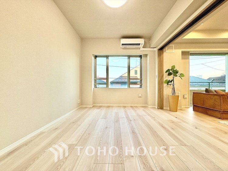 内装 プライベートルームでは静かに時を過ごしたい。読書をして、物思いにふける。光りに満たされた安らぎの空間。