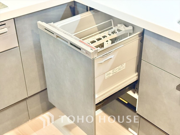 キッチン 家事の最も強い味方の一つ・・ビルトイン型の食器洗浄乾燥機。手洗いでは落ちない汚れも高温・高圧ですっきり。大幅な時短になるのが嬉しい。