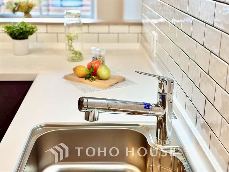 キッチン 浄水器内蔵・可動式のシャワーヘッド。水はねや大きな洗い物も計算したシンク。システムキッチンは家事をずっと楽にしてくれる。