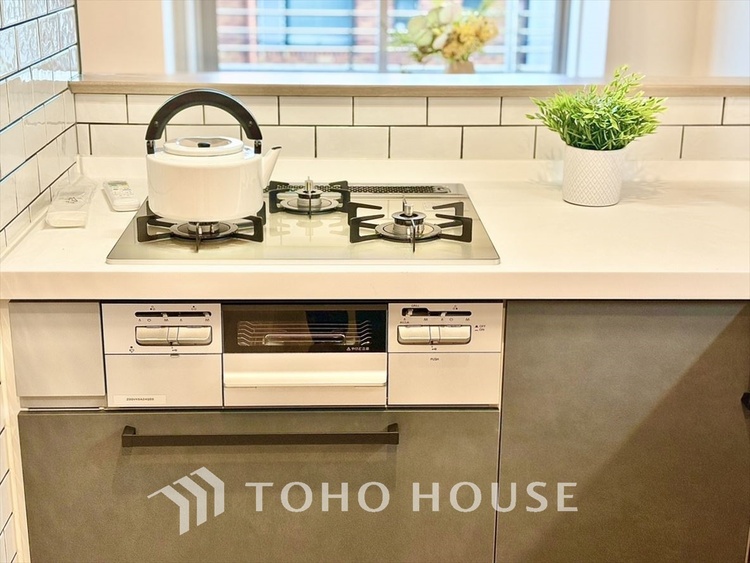 キッチン 可能な限り余計なものを省いた3口コンロ。美しさと機能性を兼ね備えたスタイルはきっと何年もあなたの味方です。