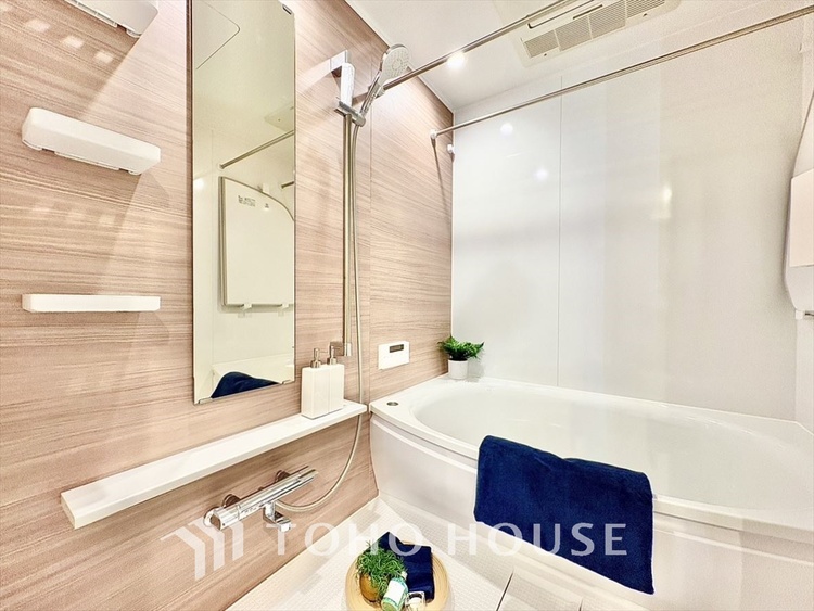 風呂 光に照らし出されたバスルーム。適度な湿度と静かに揺れる眼前の水面。広い浴槽にゆっくりと身を沈め深く瞑想をすれば、明日への新たな活力が膨らんでくる。