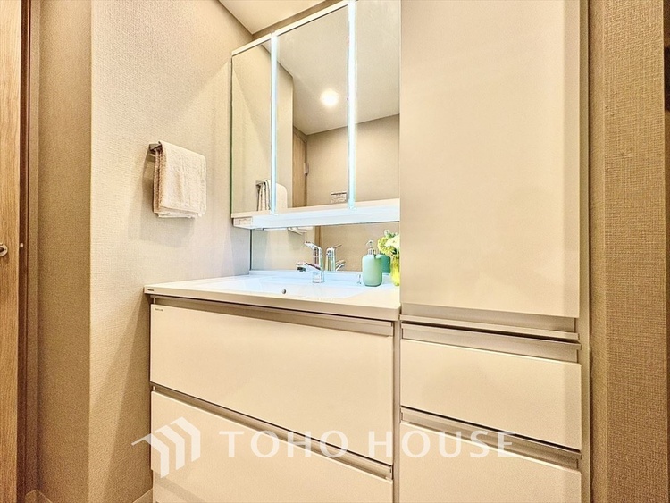 洗面 【Wash basin】十分な大きさの洗面台は収納力大。身だしなみチェックや歯磨きなど、朝の慌ただしい時間でも余裕とゆとりを感じられる。