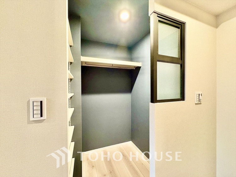 収納 壁一面の収納は、すっきりとした空間をもたらす。清潔感のあるスペースは「ただいま」の瞬間からくつろぎのスイッチを入れる。