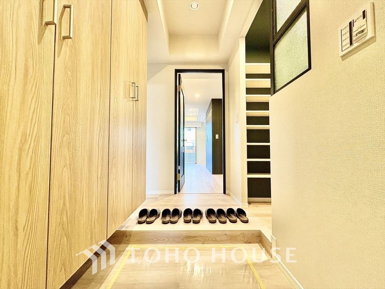 玄関 真っ直ぐに行く。新たな生活へ。これから歩むその一足がまた新たな道となる。