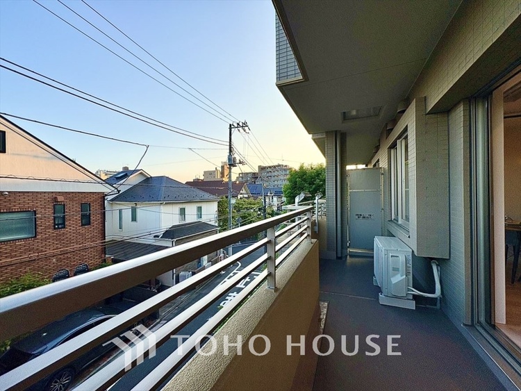 バルコニー ここからは空が遠くまで見える。紺碧、曇天、茜色。心もともに映り変わる。東京にもあったんだ。こんな景色が・・・。