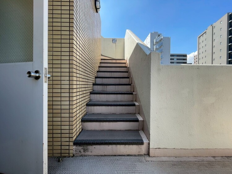 その他 共用部の階段です。明るく清潔に管理されています。