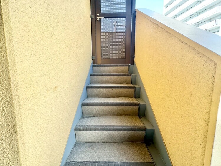 その他 共用部の階段です。明るく清潔に管理されています。