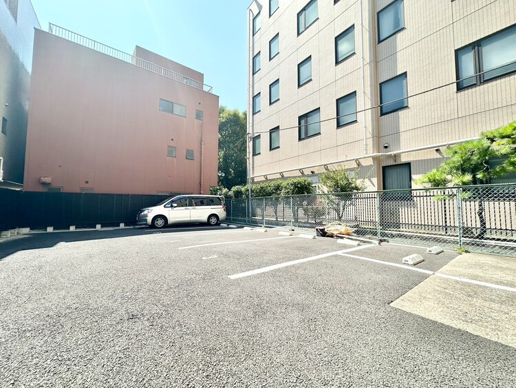 駐車場 駐車スペースが嬉しいですね。※空き状況は都度ご確認下さい。